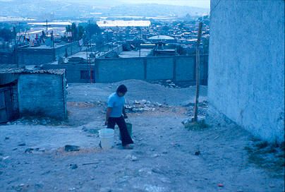 Persona llevando agua la romana Mexico
CENVI 1984




Palabras clave: MEXICO