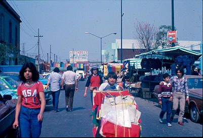 Gente en la calle sector Tepito Mexico
CENVI  1984




Palabras clave: MEXICO