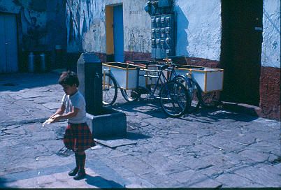 Patio de vivienda en el Barrio Tepito, Mexico
CENVI 1984




Palabras clave: TEPITO MEXICO