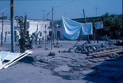 Tendedero de ropa al frente de la vivienda en el Barrio Tepito Mexico
CENVI 1984




Palabras clave: TEPITO MEXICO