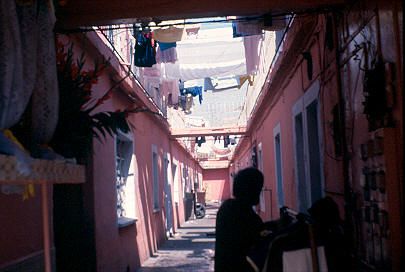 Pasillo entre viviendas en el barrio Tepito, Mexico
CENVI 1984




Palabras clave: TEPITO MEXICO