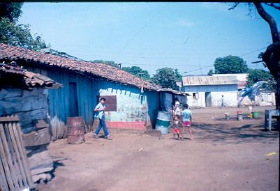 Persona saliendo de vivienda Managua Nicaragua
1982




Palabras clave: BARRIO MANAGUA NICARAGUA