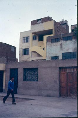 Edificio construido en el solar de vivienda Barrio San Martin Lima
1983




Palabras clave: BARRIO SAN MARTIN LIMA