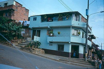 Calle y viviendas en pendiente Barrio Comuna Nororiental
Cehap 1982




Palabras clave: BARRIO COMUNA NORORIENTAL