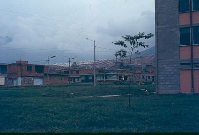 Fachada de viviendas Barrio Comuna Nororiental
Cehap 1982




Palabras clave: BARRIO COMUNA NORORIENTAL