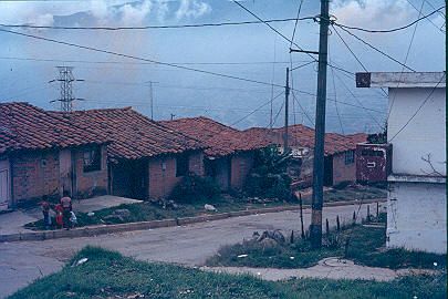 Fachada de viviendas Barrio Comuna Nororiental
Cehap 1982




Palabras clave: BARRIO COMUNA NORORIENTAL