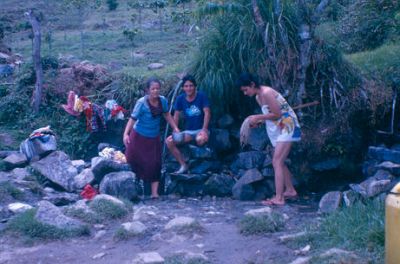 Gente lavando en la quebrada Barrio Aures: Uso de quebradas para abastecimiento de agua
Cehap 1983
Palabras clave: AURES MEDELLIN ABASTECIMIENTO DE AGUA QUEBRADAS