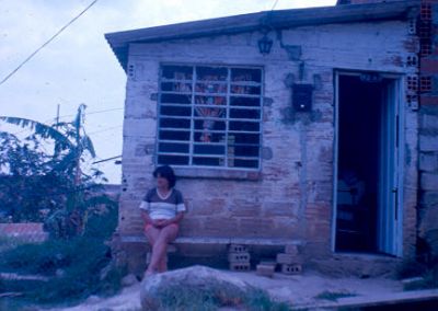 Señora sentada fuera de su vivienda, barrio Aures
CEHAP 1983
Palabras clave: AURES MEDELLIN