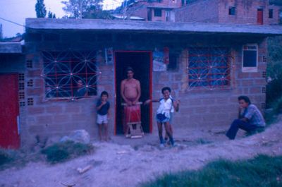 Familia en la puerta de la vivienda, barrio Aures
CEHAP 1983

Palabras clave: AURES MEDELLIN