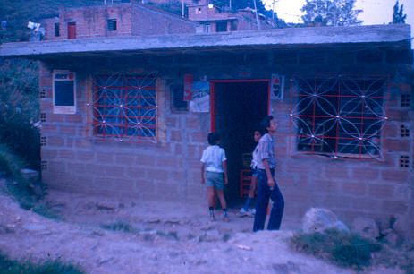 Tienda del barrio Aures
CEHAP 1983
Palabras clave: AURES MEDELLIN