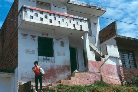 Fachada de vivienda en el barrio el Diamante, Medellin
CEHAP 1983



 



BARRIO EL DIAMANTE
Palabras clave: EL DIAMANTE FACHADAS BARRIO POPULAR