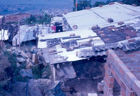 Techos sostenidos con piedras en el barrio el Diamante
CEHAP 1983




Palabras clave: BARRIO EL DIAMANTE VIVIENDA INFORMAL