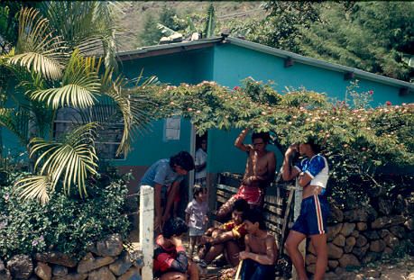 Jovenes en entrada de vivienda Barrio la Libertad
Cehap 1983




Palabras clave: BARRIO LA LIBERTAD