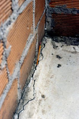 Agrietamiento por los medianeros de la vivienda, urbanizacion El Recreo
CEHAP
1986
Palabras clave: EVALUACION DE VIVIENDAS