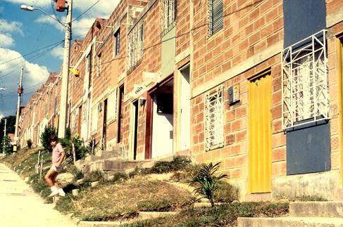 Fachada de viviendas de dos pisos unifamiliares, urbanizacion El Recreo
CEHAP
1986
Palabras clave: URBANIZACIONES