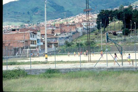 Cancha de Futbol en barrio de Medellin
CEHAP 1992
Palabras clave: EQUIPAMIENTO RECREACION BARRIOS