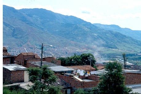 Panoramica de viviendas de una comuna en Medellin
CEHAP 1992
Palabras clave: Espacio Publico Medellin