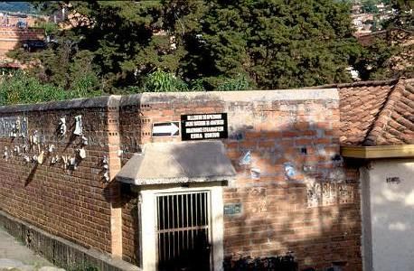 Fachada de vivienda en obra negra en un sector de Medelln
Cehap 1992
Palabras clave: Espacio Pblico Medelln