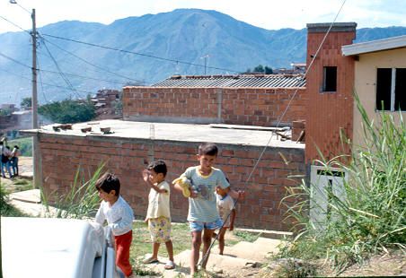 Ninos jugando fuera de vivienda Medellin
Cehap 1992
Palabras clave: ESPACIO PUBLICO MEDELLIN