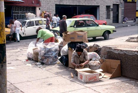Recicladores recolectando basuras en Medellin 
Cehap 1992




Palabras clave: ESPACIO PUBLICO MEDELLIN