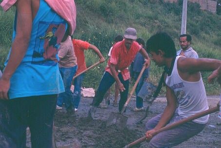 Convite comunitario, personas preparando mezcla
Cehap 1992




Palabras clave: AUTOCONSTRUCCION MEDELLIN