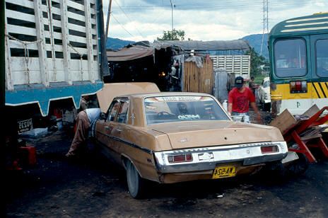 Invasion del espacio publico con estacionamiento de carros Medellin 
Cehap 1992




Palabras clave: ESPACIO PUBLICO EN MEDELLIN