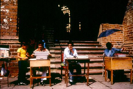 Tinterillos de Medellin (Personas elaborando cartas y escritos en maquinas de escribir en las afueras del Palacio Nacional)
Cehap 1992




Palabras clave: ESPACIO PUBLICO EN MEDELLIN ECONOMIA INFORMAL