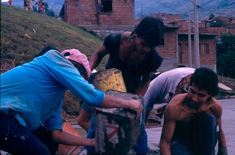 Oficiales trabajando Medellin
Cehap 1992




Palabras clave: ESPACIO PUBLICO EN MEDELLIN