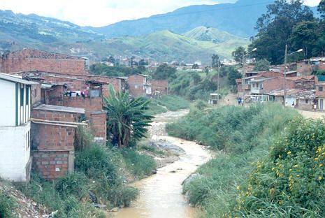Viviendas al borde de quebrada en Medellin 
Cehap 1992


Palabras clave: DESASTRES MEDELLIN ZONAS DE RIESGO