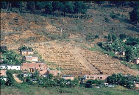 Loteo de terrenos para construir barrios populares de Medellin
Cehap 1992

Palabras clave: Construccion informal