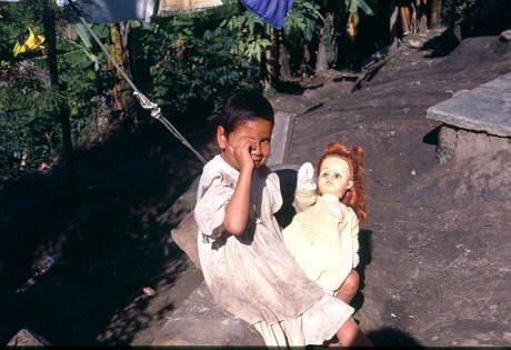Nina jugando en el exterior de vivienda en barrio de Medellin
Cehap 1992




Palabras clave: RECREACION