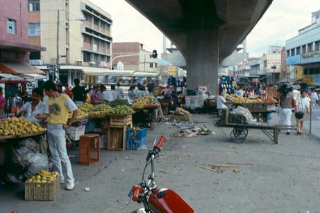 Ventas ambulantes en los bajos del Metro de Medellin
Cehap 1992




Palabras clave: ECONOMIA INFORMAL CENTRO DE MEDELLIN ESPACIO PUBLICO