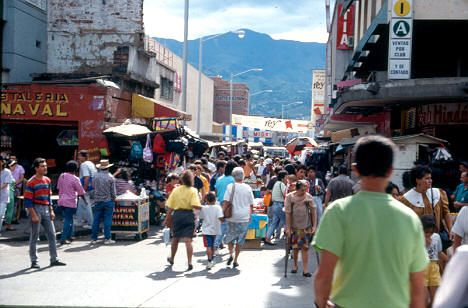 Ventas informales en sector el Hueco del Centro de Medellin
CEHAP 1992




Palabras clave: Economia informal Centro de Medellin