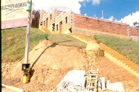 Proceso de construccion de la Urbanizacion Colinas de Encizo Medellin
Cehap 1992




Palabras clave: MEDELLIN URBANIZACIONES VIS