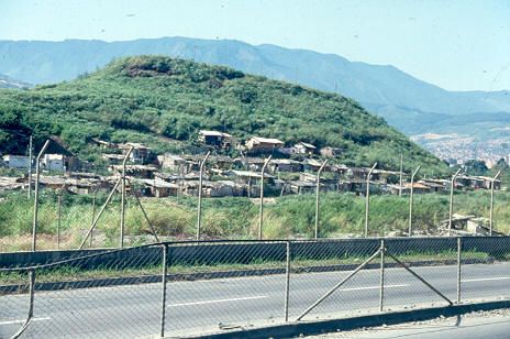 Ranchos construidos en el Morro de Moravia Medellin, 1992
Cehap 1992
Palabras clave: MORAVIA MEDELLIN