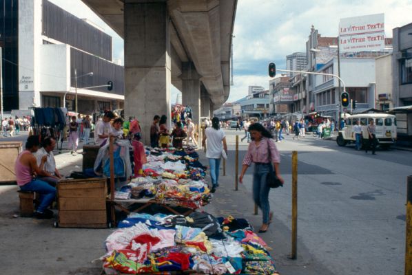 Ventas callejeras en la Carrera Bolivar en el centro Centro de Medellin
Cehap 1992




Palabras clave: ESPACIO PUBLICO CENTRO DE MEDELLIN N ECONOMIA INFORMAL