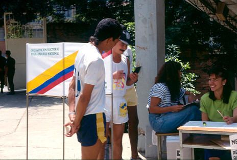 Jornada de votacion Medellin
Cehap 1992
Palabras clave: URNAS VOTACION ELECCIONES
