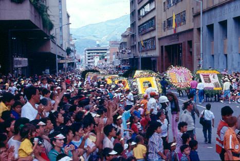 Desfile de silleteros en el Centro de  Medellin
Cehap 1992
Palabras clave: CULTURA POPULAR