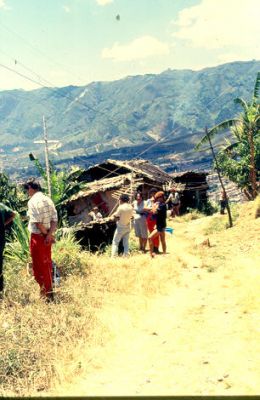Viviendas en zonas altas de Medellin, donde se aprecian plantaciones de platano y cafe
Cehap 1992




Palabras clave: ESPACIO PUBLICO MEDELLIN