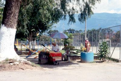 Sector lateral cacha de futbol Belen Rincon
Cehap 2001

Palabras clave: BELEN RINCON EQUIPAMIENTO