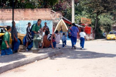 Jovenes diologando en las calles del barrio
Cehap 2001
Palabras clave: BELEN RINCON CALLES