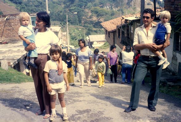 Familias trasladandose a sus viviendas, Mi Casita
Cehap
PEVAL 1984
Palabras clave: REUBICACION