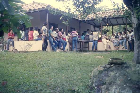 Reunion de pobladores beneficiarios del proyecto de vivienda Mi Casita
Cehap
PEVAL, 1984
Palabras clave: REUBICACION