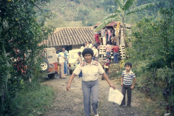 Familias en la llegada al lote del proyecto de vivienda Mi Casita
Cehap
PEVAL, 1984
Palabras clave: REUBICACION
