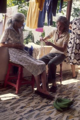 Mujeres en trabajo artesanal, Mi Casita
Cehap
PEVAL, 1984
Palabras clave: REUBICACION