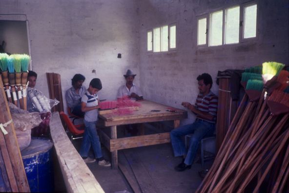 Proyecto productivo de Mi Casita. Fabricacion de escobas
Cehap
PEVAL, 1984
Palabras clave: REUBICACION