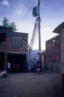 Entrada a zona de invasion, Mi Casita
Cehap
PEVAL, 1984
Palabras clave: REUBICACION