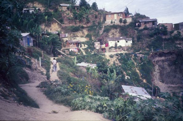Deslizamiento y viviendas en zona de riesgo, Mi Casita
Cehap
PEVAL, 1984
Palabras clave: REUBICACION