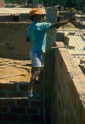 Proceso de autoconstruccion de viviendas en el proyecto Mi Casita
Cehap
PEVAL, 1984
Palabras clave: REUBICACION