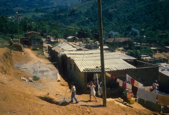 Primeros habitantes del Proyecto de Vivienda Mi Casita
Cehap
PEVAL, 1984
Palabras clave: REUBICACION AUTOGESTION